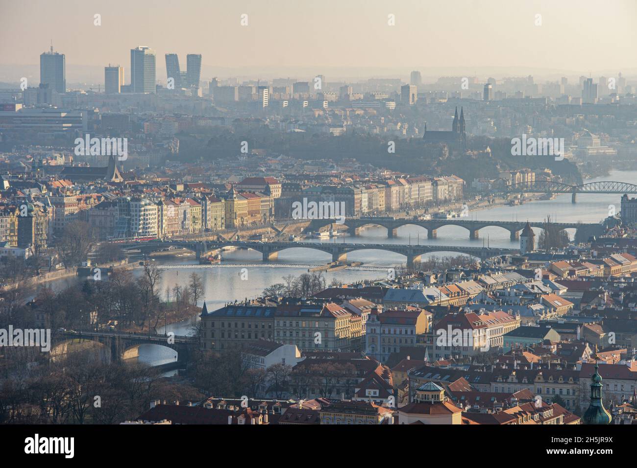 Vue aérienne de la vieille ville avec les ponts de Prague. République tchèque. Banque D'Images