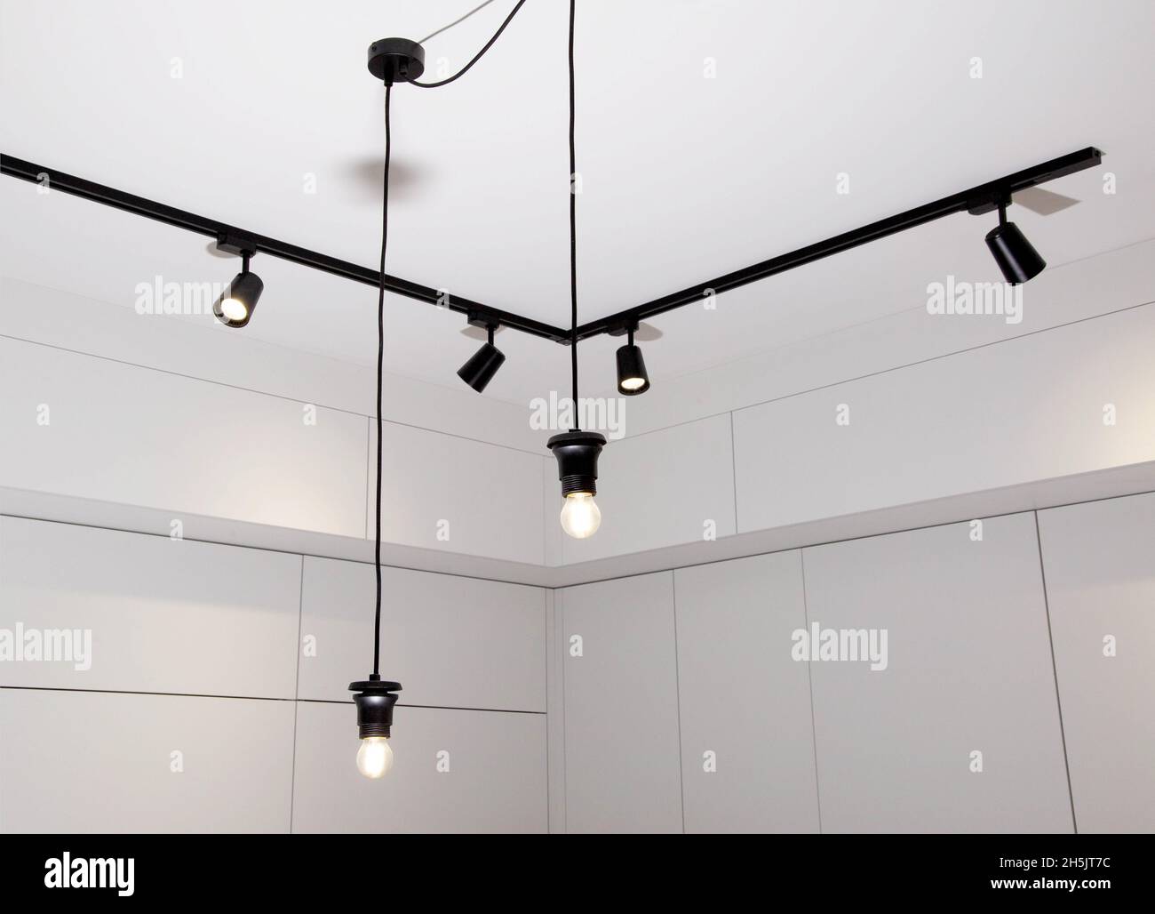 Lustre moderne de plafond long avec abat-jour LED pivotants  high-tech.Chambre blanche dans la cuisine Photo Stock - Alamy