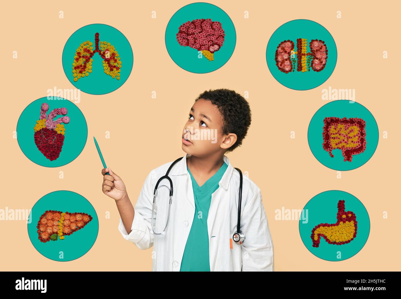 Pédiatrie, concept de santé des enfants.Garçon afro-américain en pelage médical avec un stylo à icônes anatomiques avec des illustrations internes orga humaine Banque D'Images