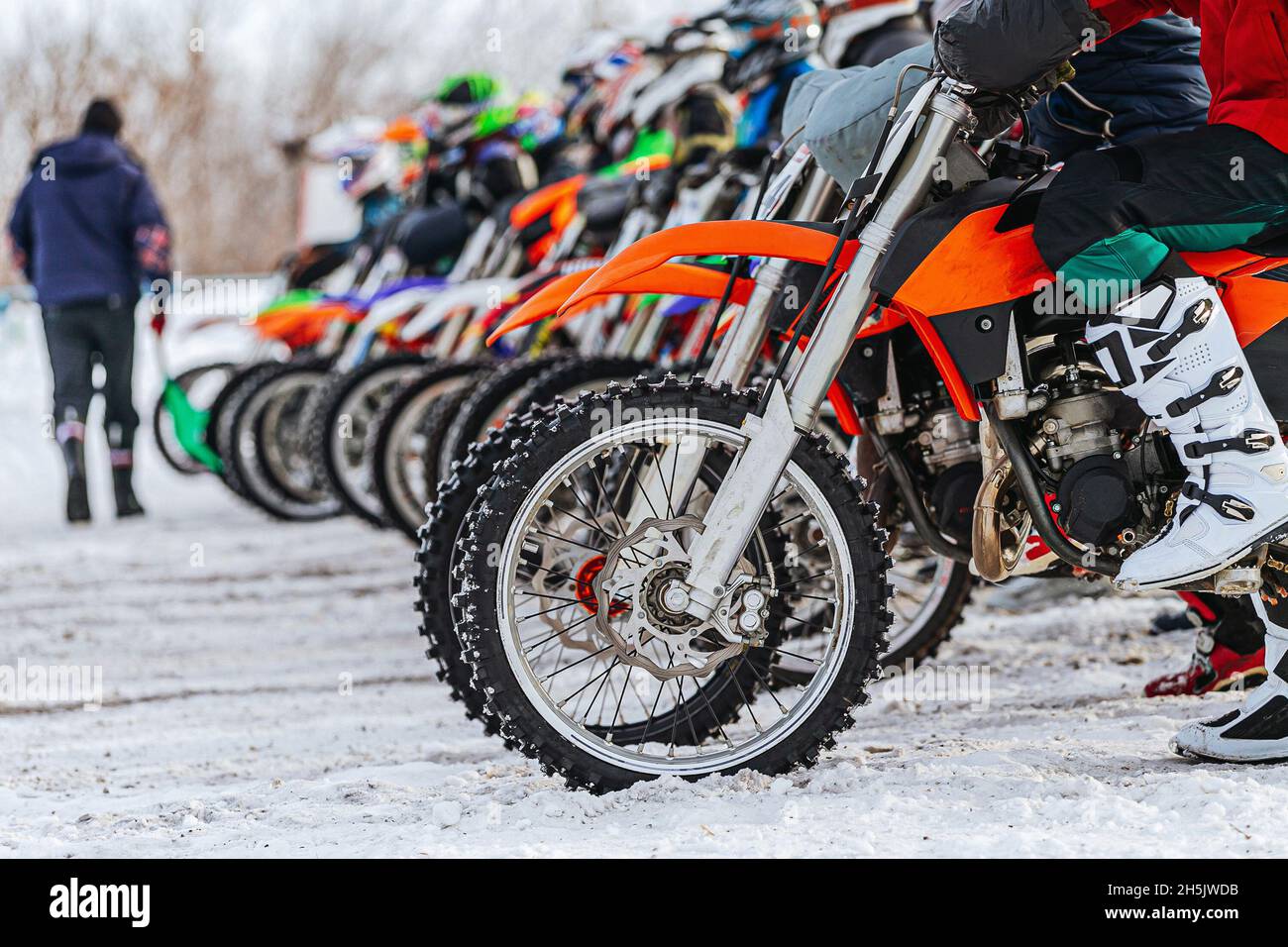 roues de moto sur la ligne de départ de motocross d'hiver Banque D'Images