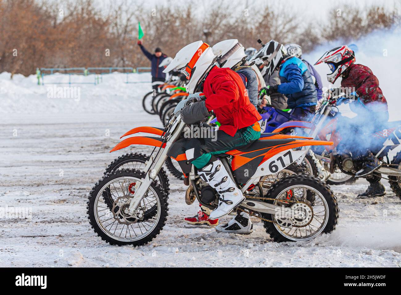 démarrez un groupe de motocyclistes lors de la course d'hiver Banque D'Images