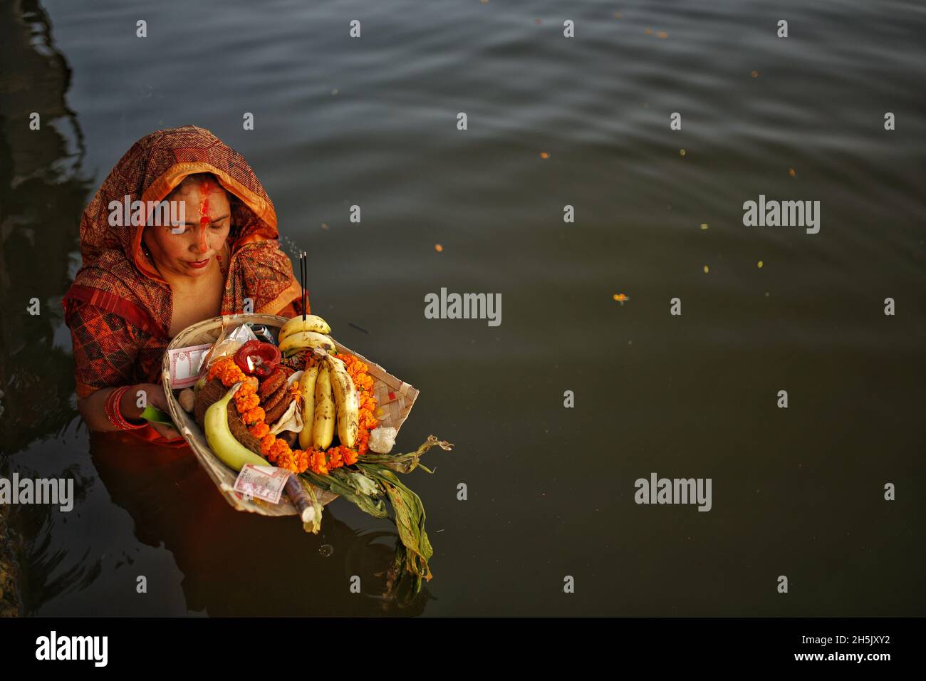 KATMANDOU, 10 novembre 2021 (Xinhua) -- Un dévot effectue une prière rituelle pendant le festival Chhath à Katmandou, Népal, 10 novembre 2021.Le festival Chhath est dédié au soleil, considéré comme un gage de stabilité et de prospérité, et à la déesse védique 'Chhathi Maiya'.(Xinhua/Sulav Shrestha) Credit: Xinhua/Alay Live News Banque D'Images