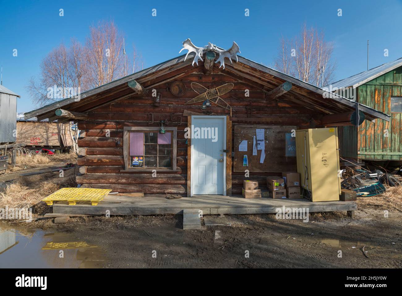 Magasin de village de cabane en rondins à Kobuk, nord-ouest de l'Alaska, États-Unis; Kobuk, Alaska, États-Unis d'Amérique Banque D'Images