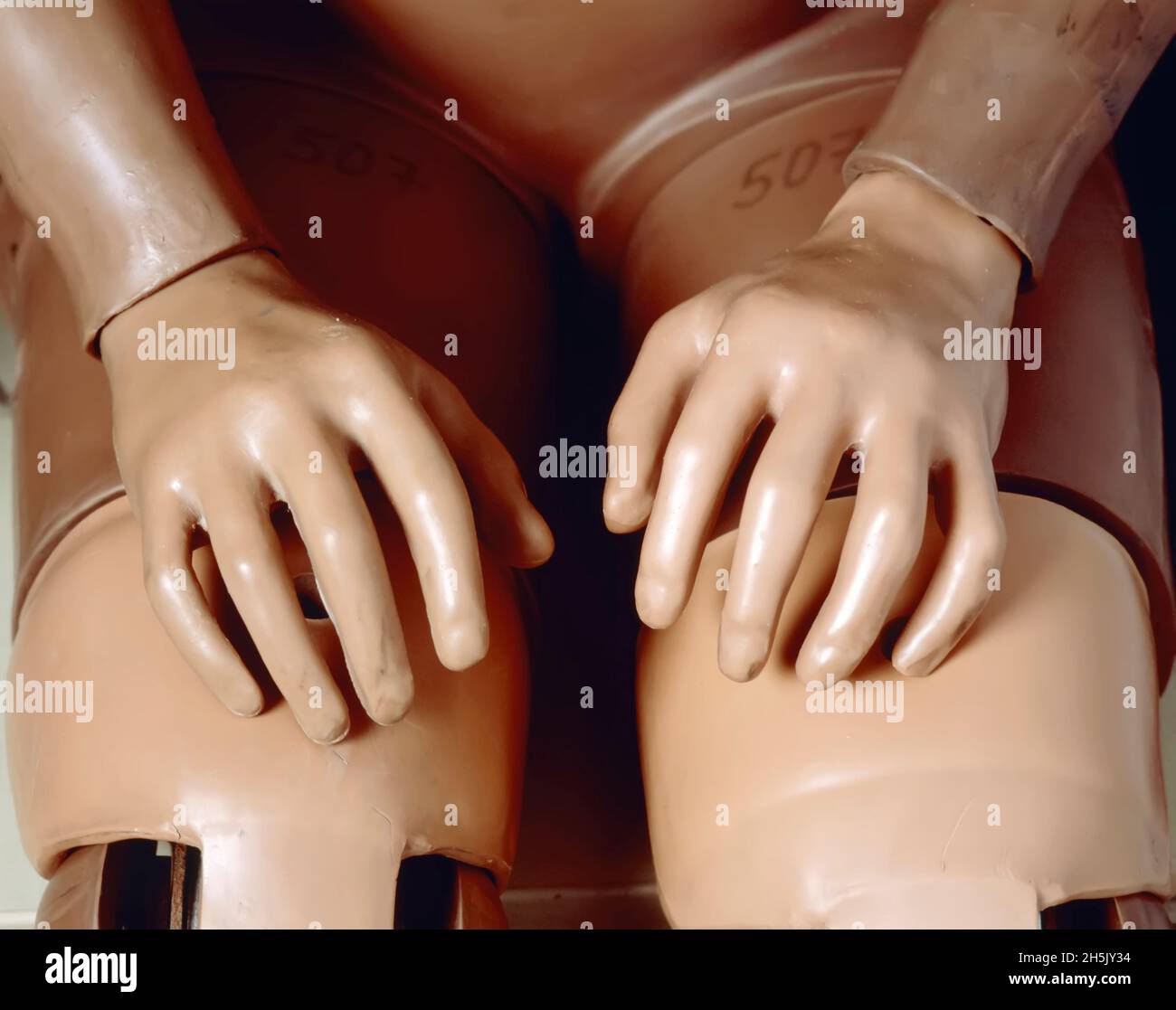 Vue rapprochée d'un mannequin d'essai de collision en position assise, centré sur les mains et les genoux, utilisé pour tester, prévoir et évaluer les blessures potentielles à la hum... Banque D'Images