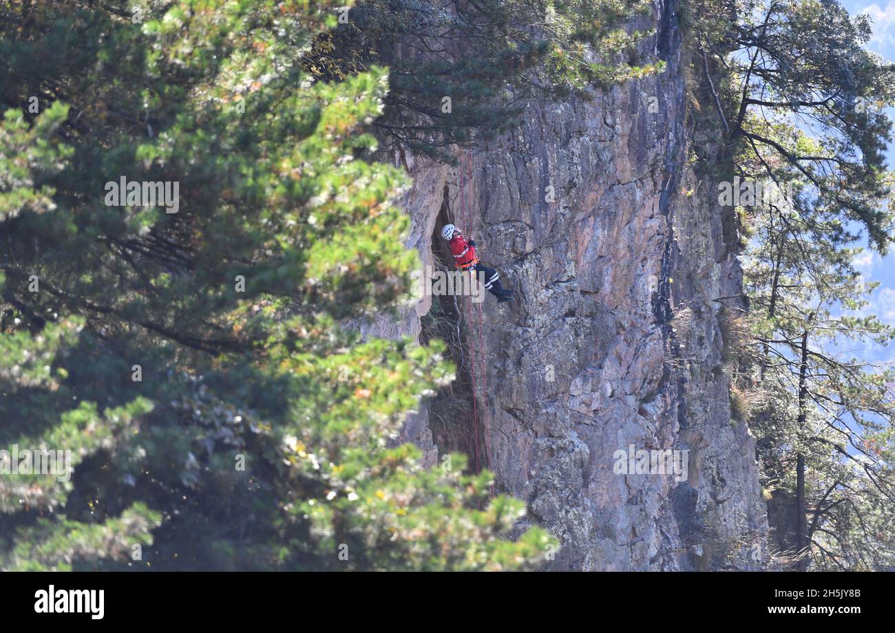 ZHANGJIAJIE, 10 novembre 2021 (Xinhua) -- un membre de l'équipe de secours d'urgence descend une falaise pour recueillir des litières lors d'un exercice d'urgence au village de Huangshizhai de Wulinguyuan, Zjihangajie, province de Hunan en Chine centrale, 10 novembre 2021.Les membres de cette organisation à but non lucratif collectent régulièrement des litières sur les falaises abruptes de Wulingyuan et de ses environs, site pittoresque inscrit sur la liste du patrimoine naturel mondial de l'UNESCO.(Xinhua/Zhao Zhongzhi) Banque D'Images