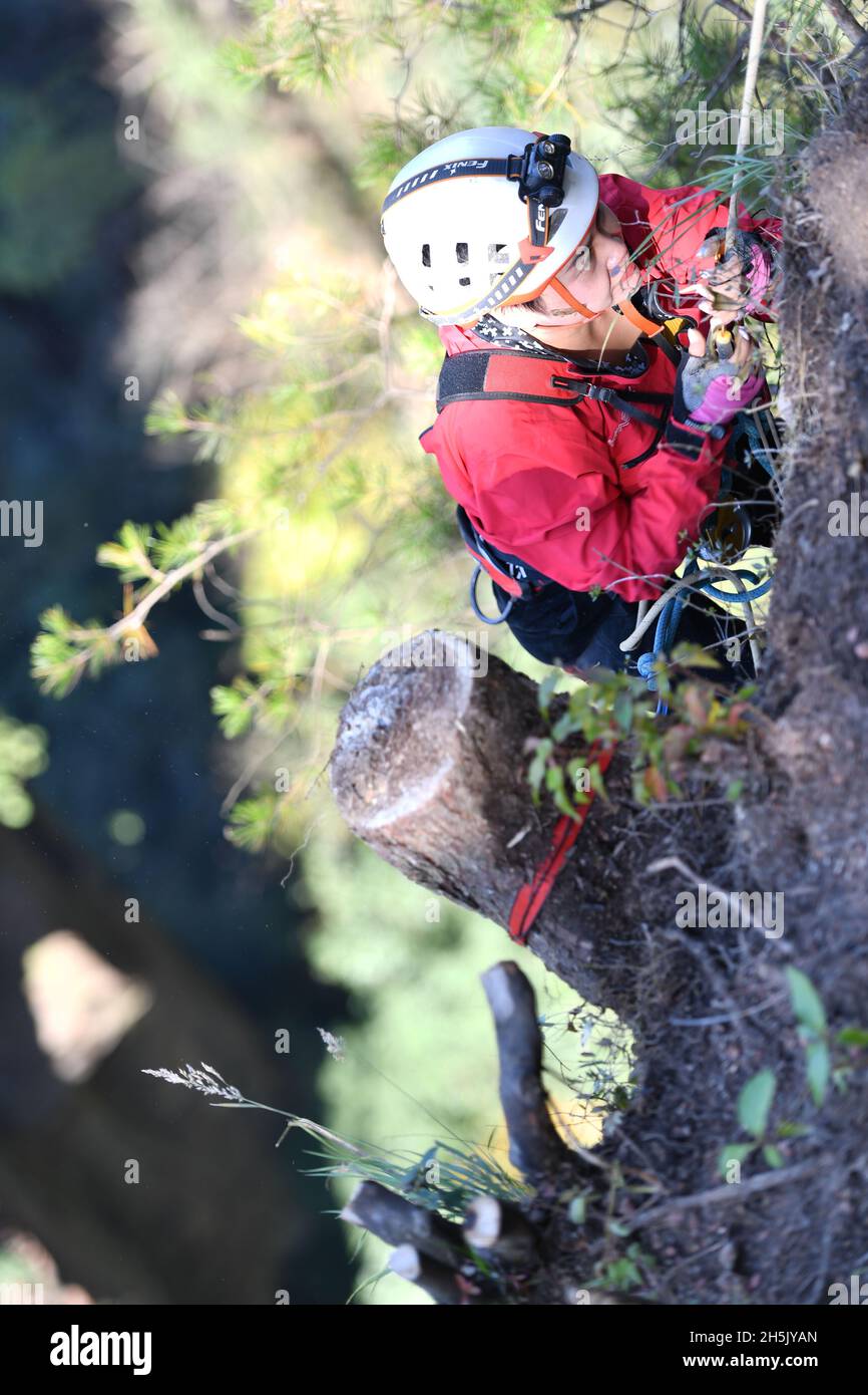 ZHANGJIAJIE, 10 novembre 2021 (Xinhua) -- un membre de l'équipe de secours d'urgence descend une falaise pour recueillir des litières lors d'un exercice d'urgence au village de Huangshizhai de Wulinguyuan, Zjihangajie, province de Hunan en Chine centrale, 10 novembre 2021.Les membres de cette organisation à but non lucratif collectent régulièrement des litières sur les falaises abruptes de Wulingyuan et de ses environs, site pittoresque inscrit sur la liste du patrimoine naturel mondial de l'UNESCO.(Xinhua/Zhao Zhongzhi) Banque D'Images