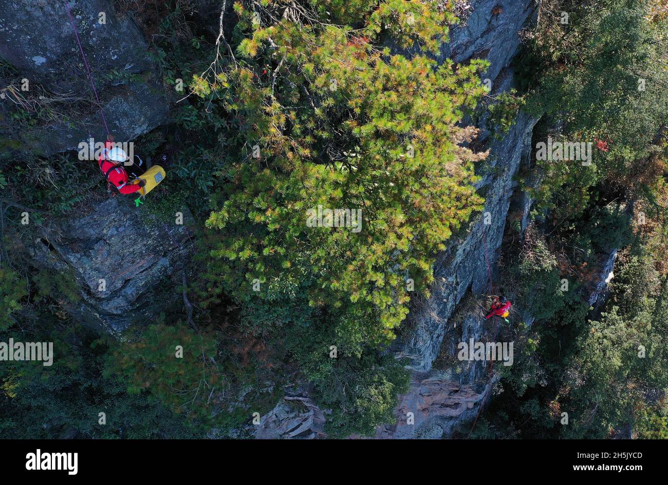 ZHANGJIAJIE, 10 novembre 2021 (Xinhua) -- photo aérienne prise le 10 novembre 2021 montre des membres d'une équipe de secours d'urgence qui ont fait descendre une falaise pour recueillir des litières lors d'un exercice d'urgence au village de Huangshizhai de Wulinguyuan, Zhangjiajie, dans la province du Hunan en Chine centrale.Les membres de cette organisation à but non lucratif collectent régulièrement des litières sur les falaises abruptes de Wulingyuan et de ses environs, site pittoresque inscrit sur la liste du patrimoine naturel mondial de l'UNESCO.(Xinhua/Zhao Zhongzhi) Banque D'Images