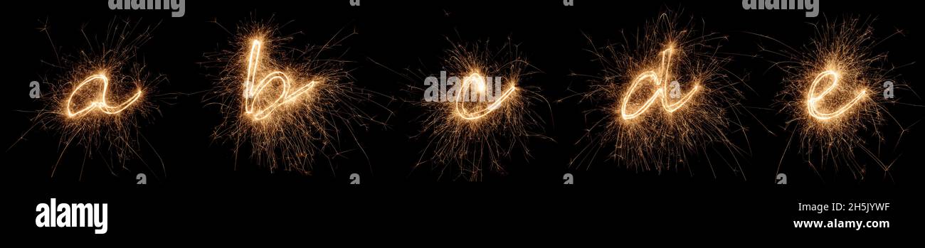 golden Bright sparkler alphabet police lettre ensemble collection partie A à E isolé sur fond noir foncé. silvester nouvel an anniversaire et célébration Banque D'Images