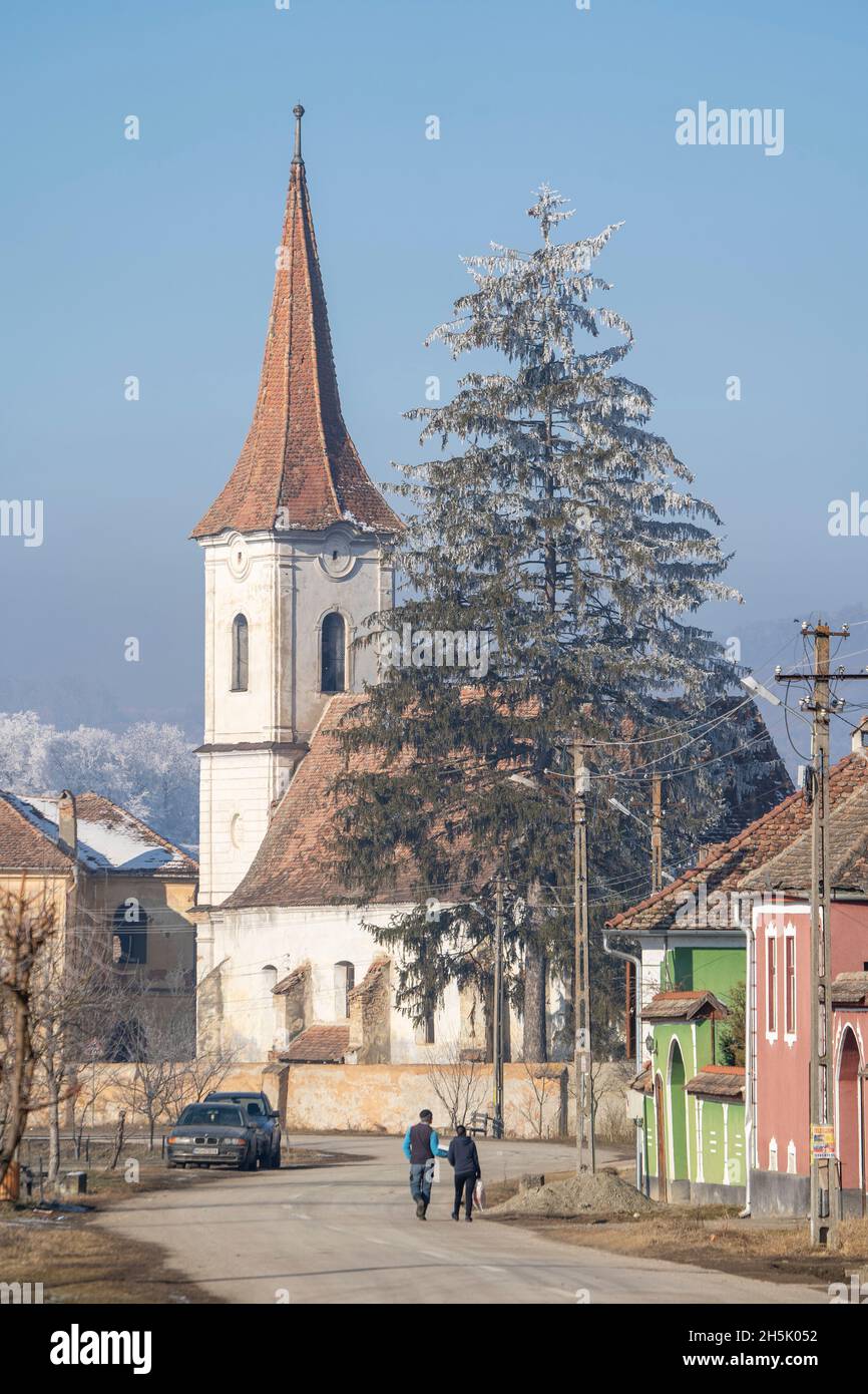 Transylvanie en hiver, abandon du bâtiment et de l'église dans le village de Cund, Roumanie; Cund, Transylvanie, Roumanie Banque D'Images