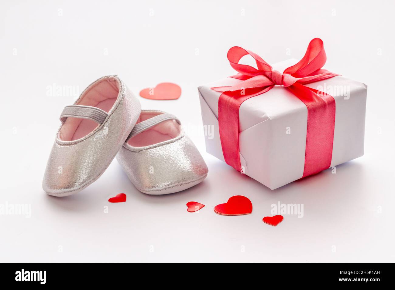 Accessoires rose pour bébé fille avec boîte cadeau pour enfant le jour de  naissance ou fête de douche de bébé Photo Stock - Alamy