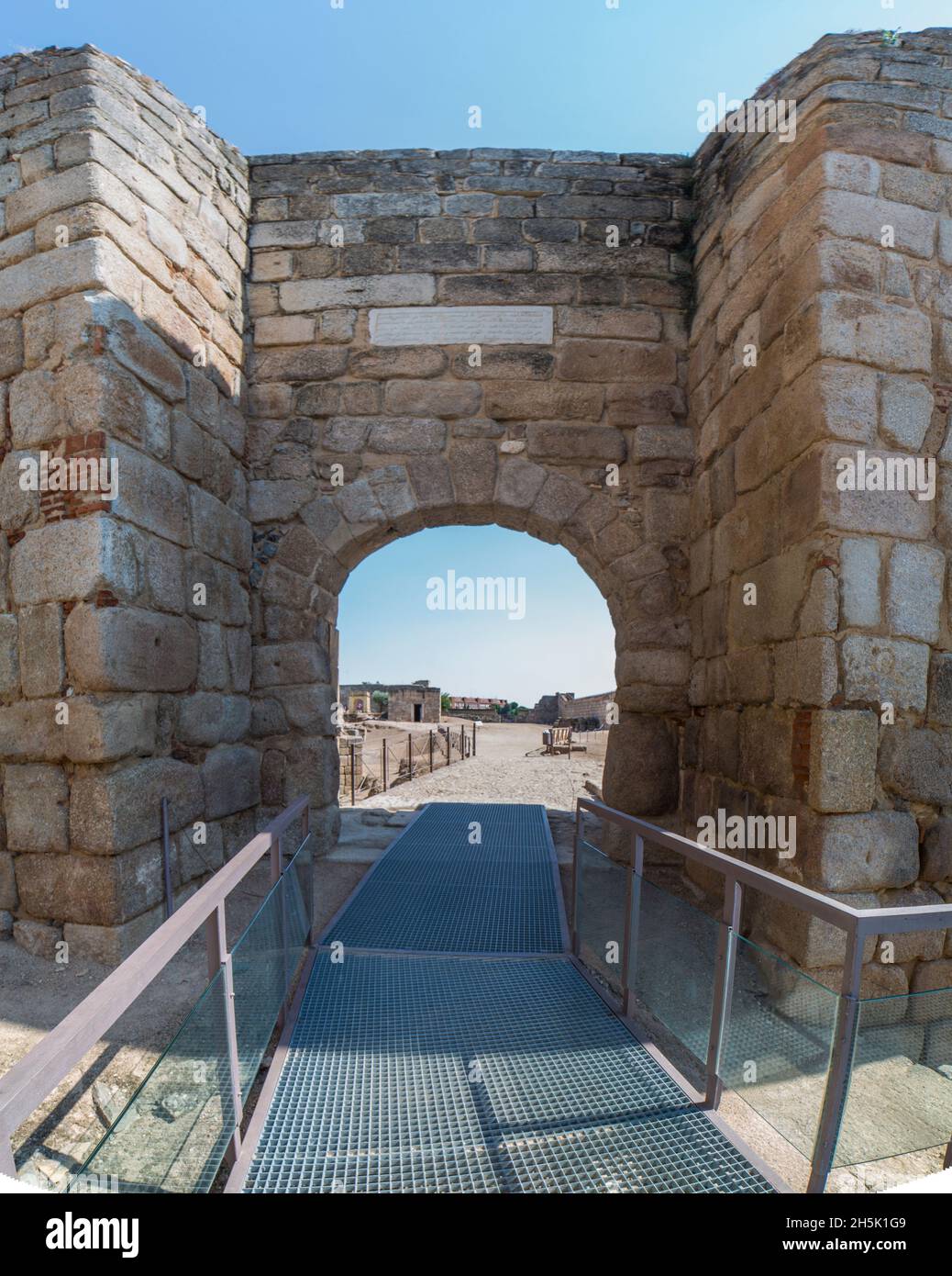 Alcazaba de Merida, complexe de la citadelle arabe.Porte d'accès flanquée de tours de chaque côté.Estrémadure, Espagne Banque D'Images Alcazaba de Merida, complexe de la citadelle arabe.Porte d'accès flanquée de tours de chaque côté.Estrémadure, Espagne Banque D'Images