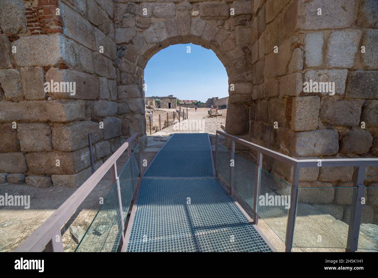 Alcazaba de Merida, complexe de la citadelle arabe.Porte d'accès flanquée de tours de chaque côté.Estrémadure, Espagne Banque D'Images Alcazaba de Merida, complexe de la citadelle arabe.Porte d'accès flanquée de tours de chaque côté.Estrémadure, Espagne Banque D'Images