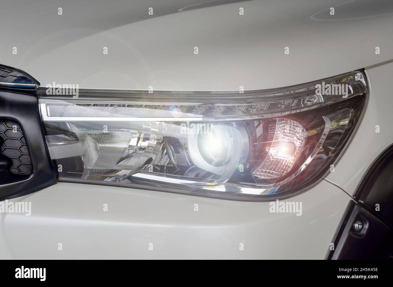 Lampe projecteur avant de voiture automobile neuve Banque D'Images