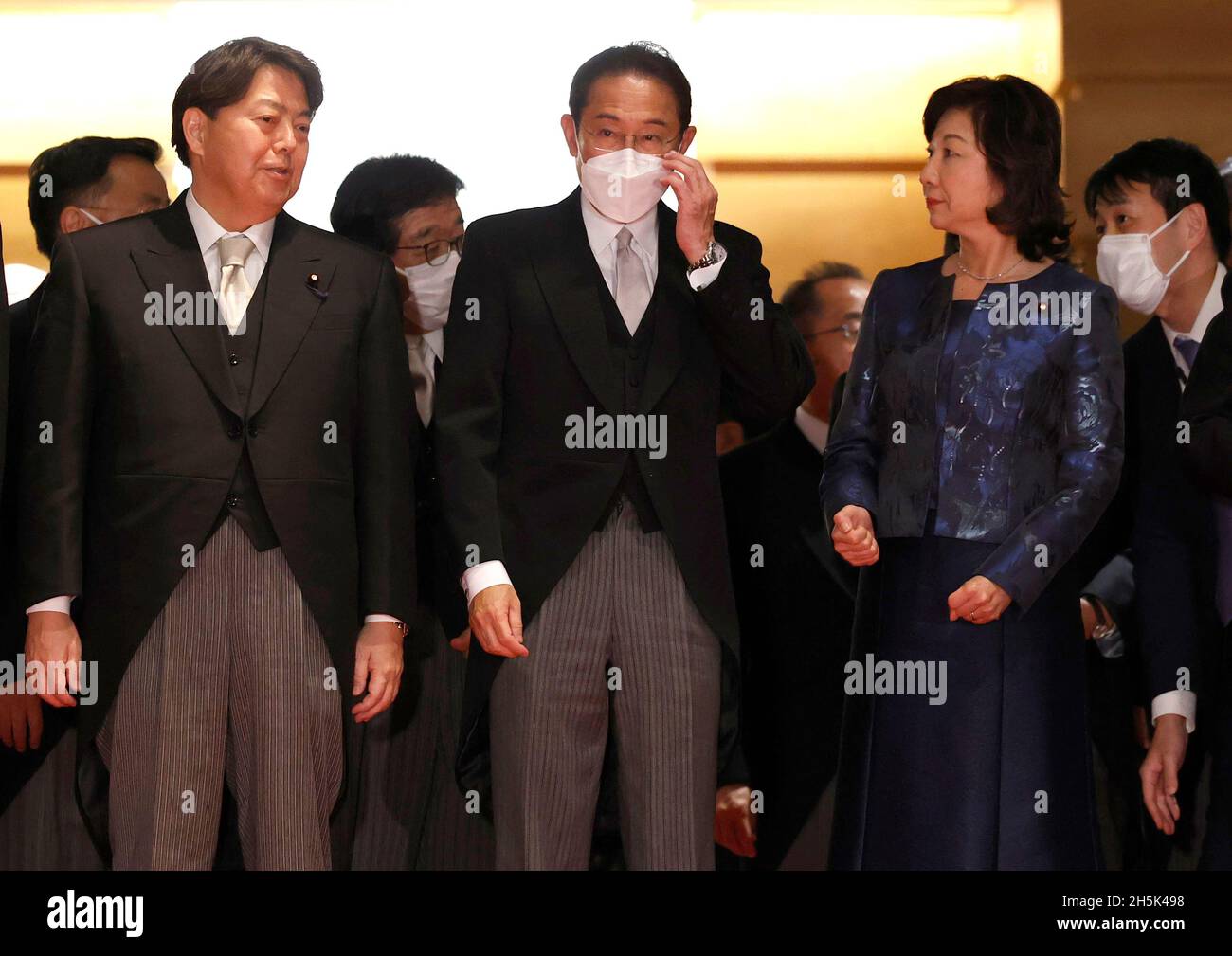 TOKYO, Japon.10 novembre 2021.Le Premier ministre japonais Fumio Kishida (2e L), le Ministre des affaires étrangères Yoshimasa Hayashi (L), le Ministre chargé des mesures contre la baisse du taux de natalité Seiko Noda (3e L) et d'autres ministres de son cabinet préparent une séance de photo à la résidence officielle de Kishida à Tokyo, Japon le 10 novembre 2021.(Image de crédit: © POOL via ZUMA Press Wire) Banque D'Images