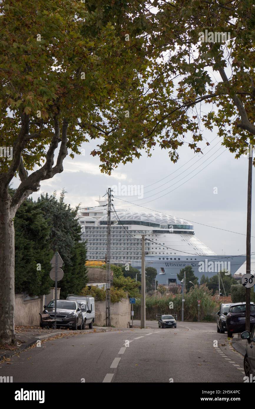 La merveille de la mer de la Royal Caribbean, construite à Saint Nazaire, arrivée à Marseille le 9 novembre pour les travaux de finition, sera en mer le mars, elle est le plus grand navire de croisière du monde :Longueur 362m largeur 66m 6988 passagers et 2300 membres d'équipage.le formulaire de remise à neuf n°10 du port de Marseille est l'un des 3 plus grands du monde (465x85m) Banque D'Images