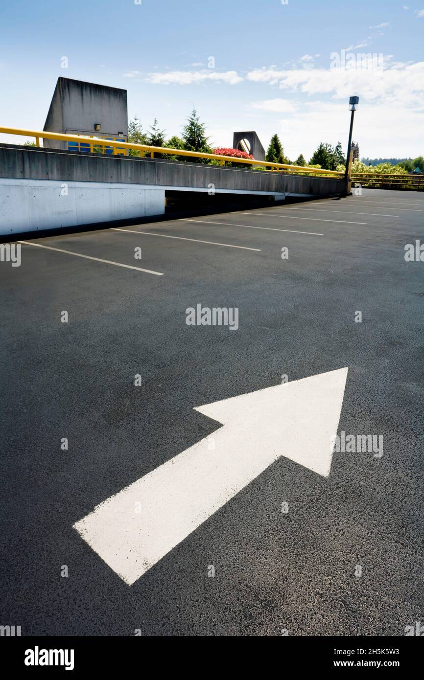 Flèche dans un garage de stationnement de l'Hôpital général de Vancouver, Vancouver, Colombie-Britannique, Canada Banque D'Images