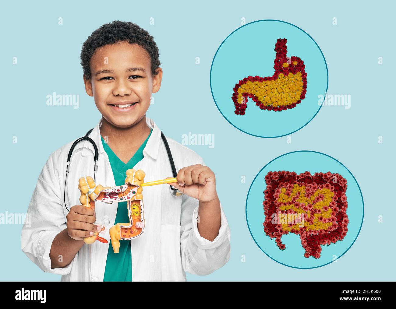 Santé du système digestif de l'enfant.Le garçon africain pointe sur le modèle anatomique des intestins près des icônes des intestins et de l'estomac sur fond bleu Banque D'Images