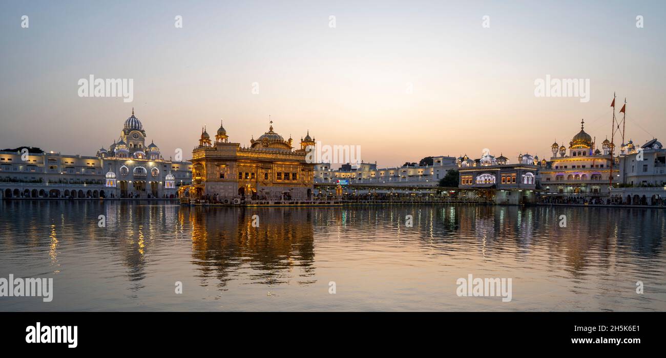 Le Temple d'Or (Sri Harmandir Sahib) Gurdwara et Sarovar (piscine de Nectar), au crépuscule; Amritsar, Punjab, Inde Banque D'Images