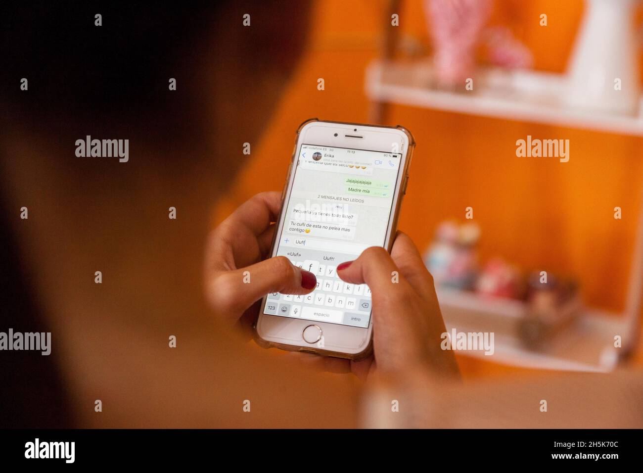 Gros plan d'un téléphone sur une main féminine Banque D'Images