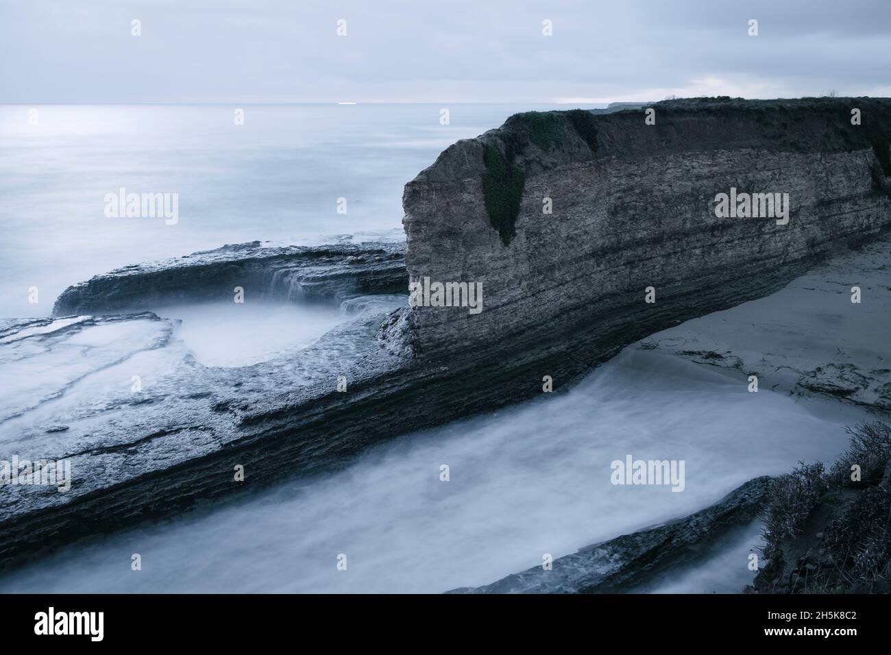 Formations rocheuses spectaculaires et océan le long de la côte nord de Santa Cruz au clair de lune; Santa Cruz, Californie, États-Unis d'Amérique Banque D'Images