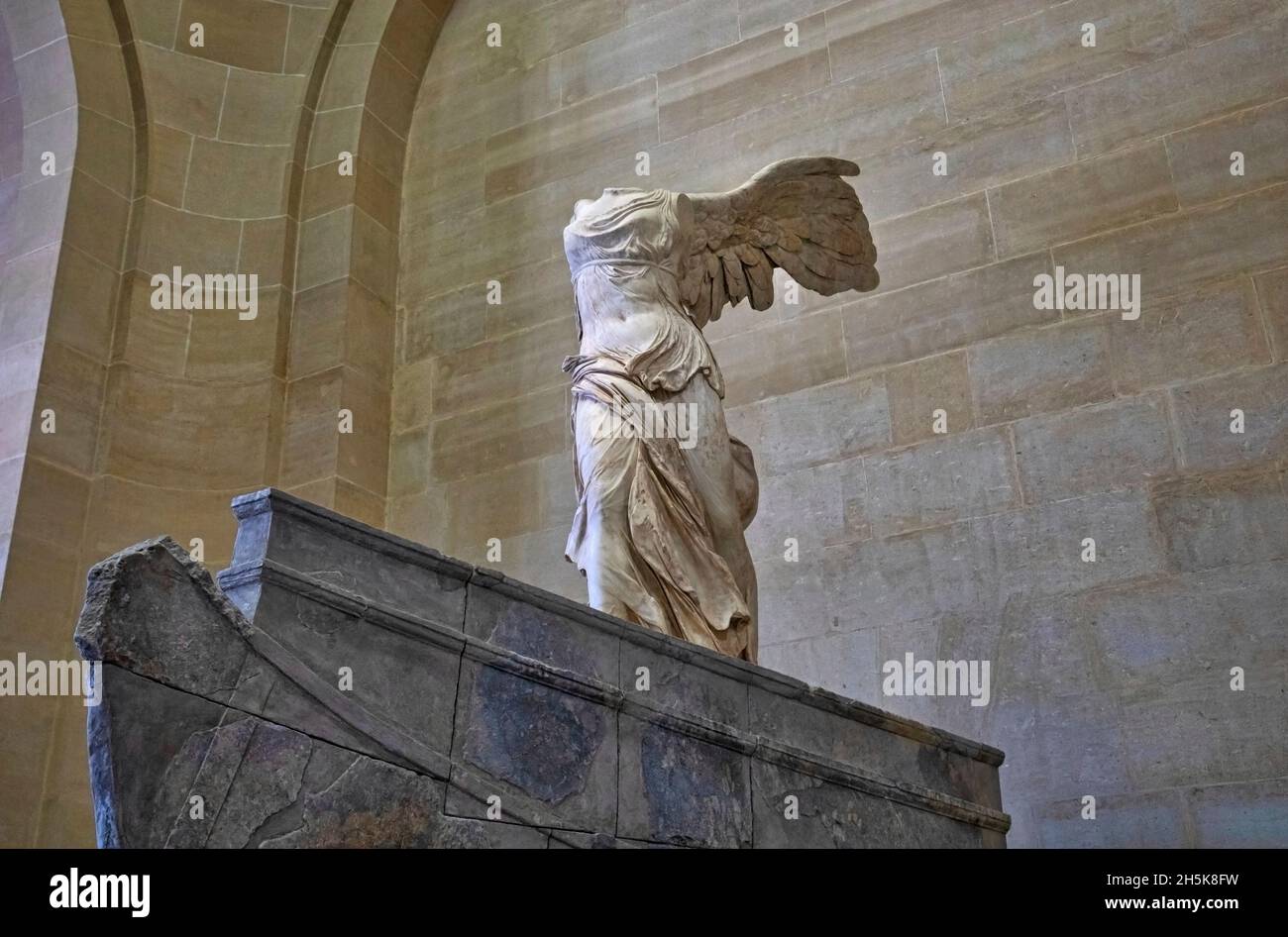 Statue de marbre de la victoire aimais de Samothrace au Louvre ; Paris, Ile-de-France, France Banque D'Images