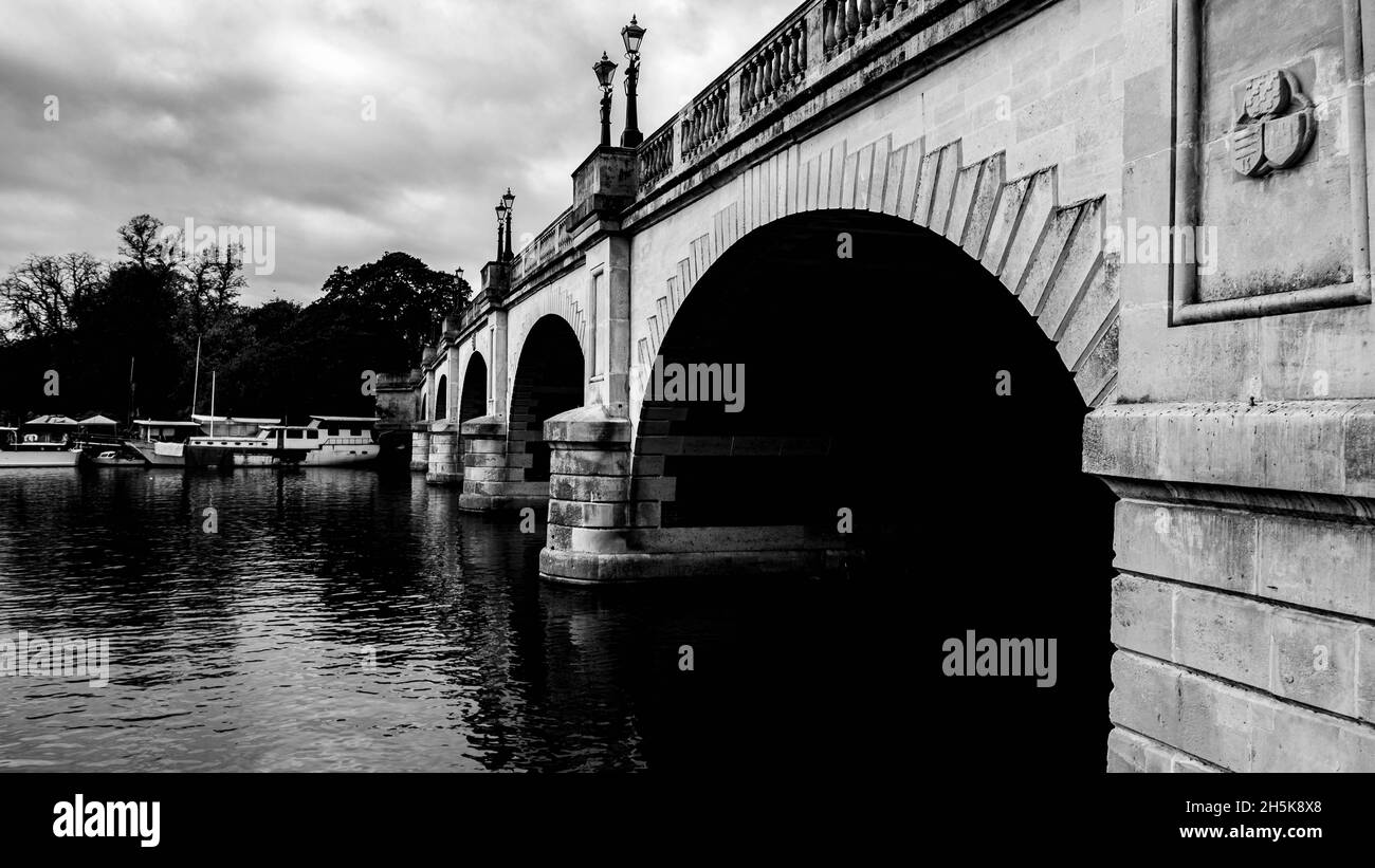 Kingston upon Thames Londres Angleterre Royaume-Uni novembre 5 2021, Kingston Bridge Crossing over the River Thames with No People Banque D'Images