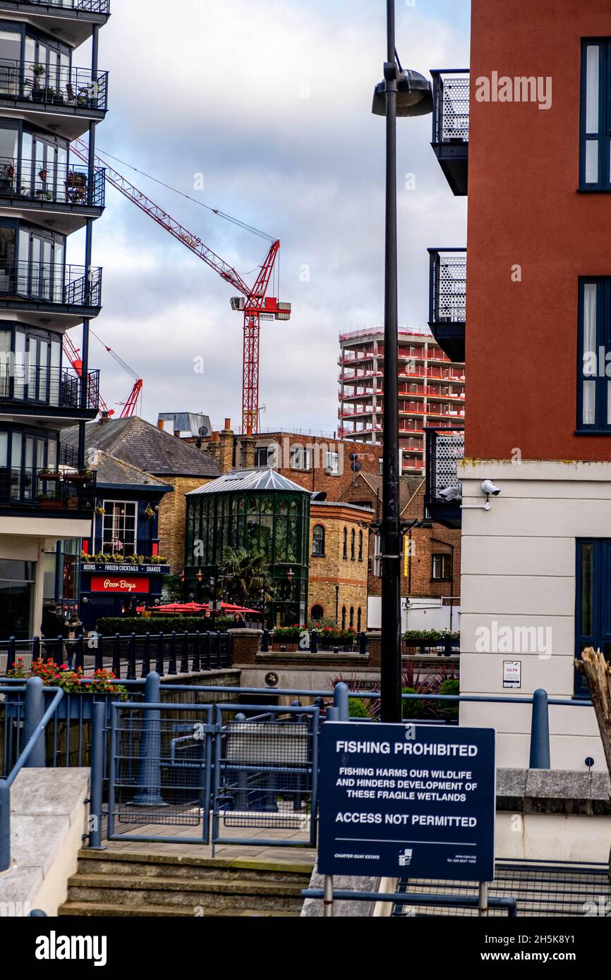 Kingston upon Thames Londres Angleterre Royaume-Uni novembre 5 2021, site de construction éloigné et Tower Crane travaillant derrière Un centre-ville résidentiel Appartement B Banque D'Images