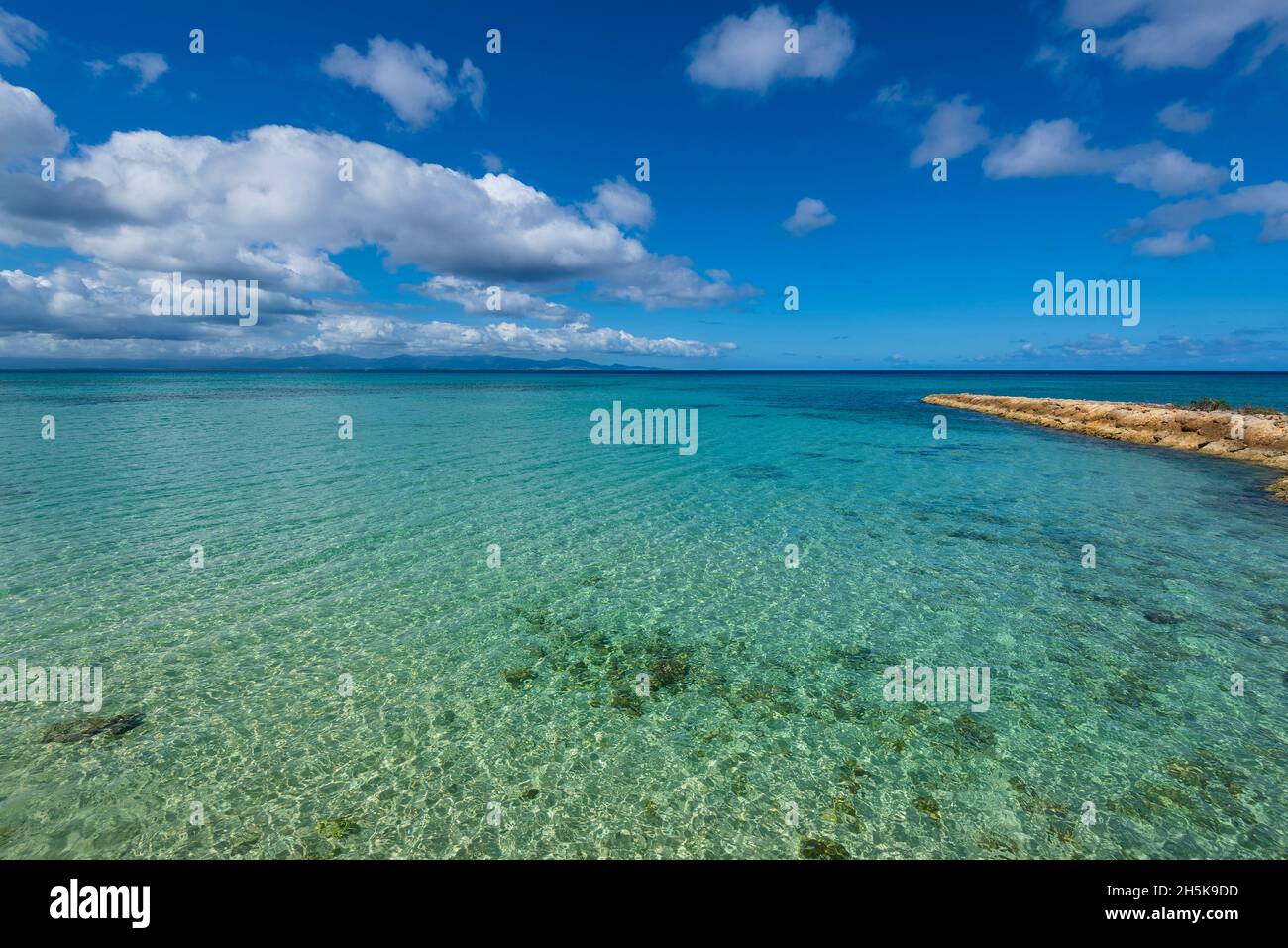 Ciel bleu et eau turquoise de la mer des Caraïbes au bout du front de mer rocheux de Port-Louis sur Grande-Terre ; Guadeloupe, Antilles françaises Banque D'Images