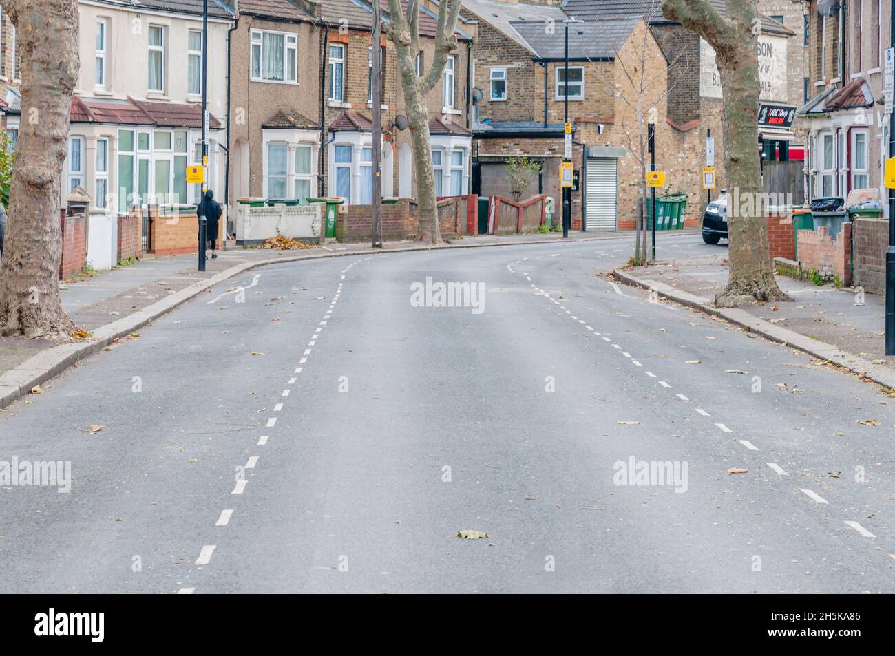 Une rue britannique déserte avec des magasins fermés par une belle journée ensoleillée Banque D'Images