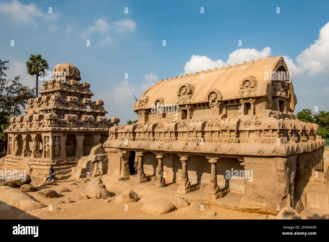 Arjuna et Bhima Rathas, deux des cinq monolithes de granit sculptés à Mahabalipuram; Chengalpattu, Tamil Nadu, Inde Banque D'Images