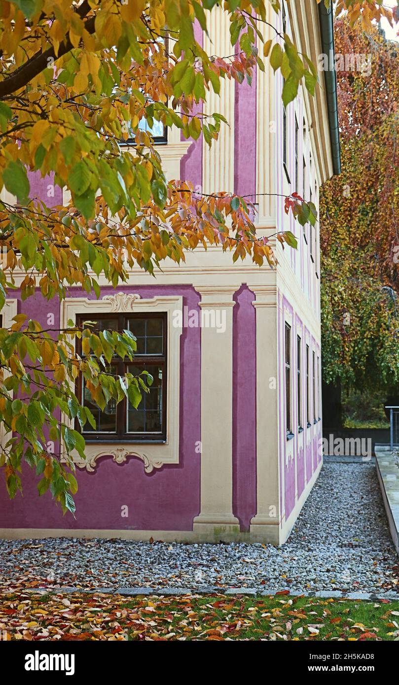 Vue automnale du baroque Slalettl, ancien pavillon d'été des abbés du monastère de Weihenstephan à Freising, en Allemagne, peint en perspective forcée Banque D'Images