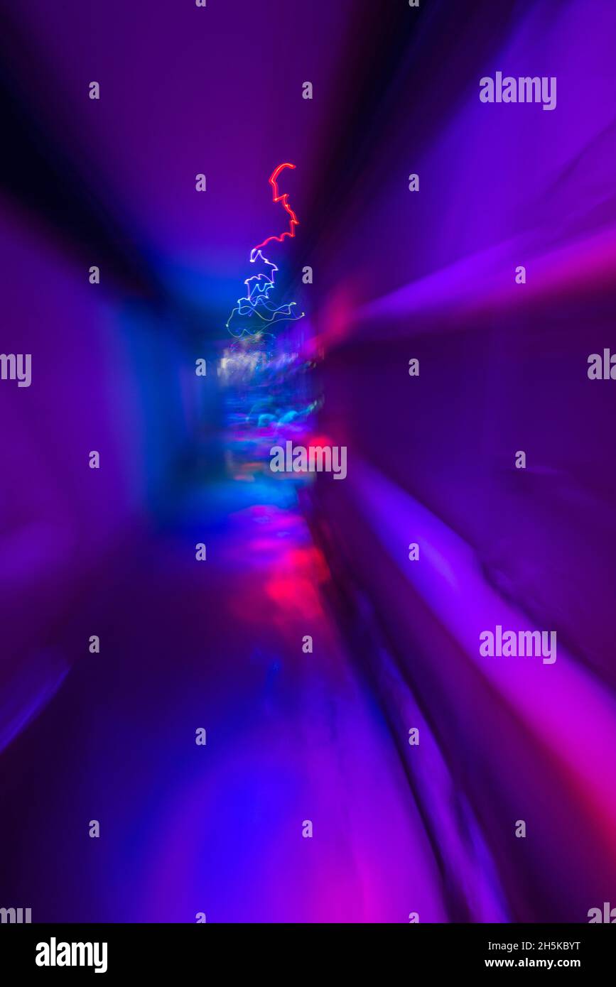 Éclairage coloré tunnel de l'observatoire de radio Algonquin.Parc provincial Algonquin, canton de Nipissing, Ontario, Canada Banque D'Images