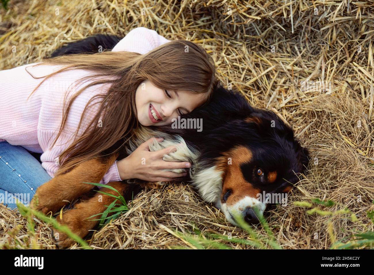 Jeune fille avec son chien dans une ferme; Alcomdale, Alberta, Canada Banque D'Images