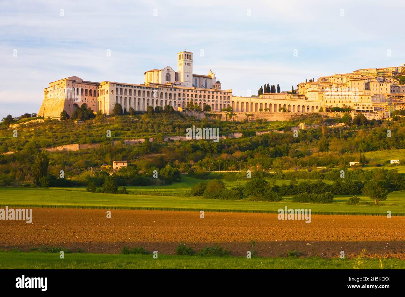 Basilique Saint François d'Assise et paysage urbain d'Assise, Italie ; Assise, Ombrie, Italie Banque D'Images