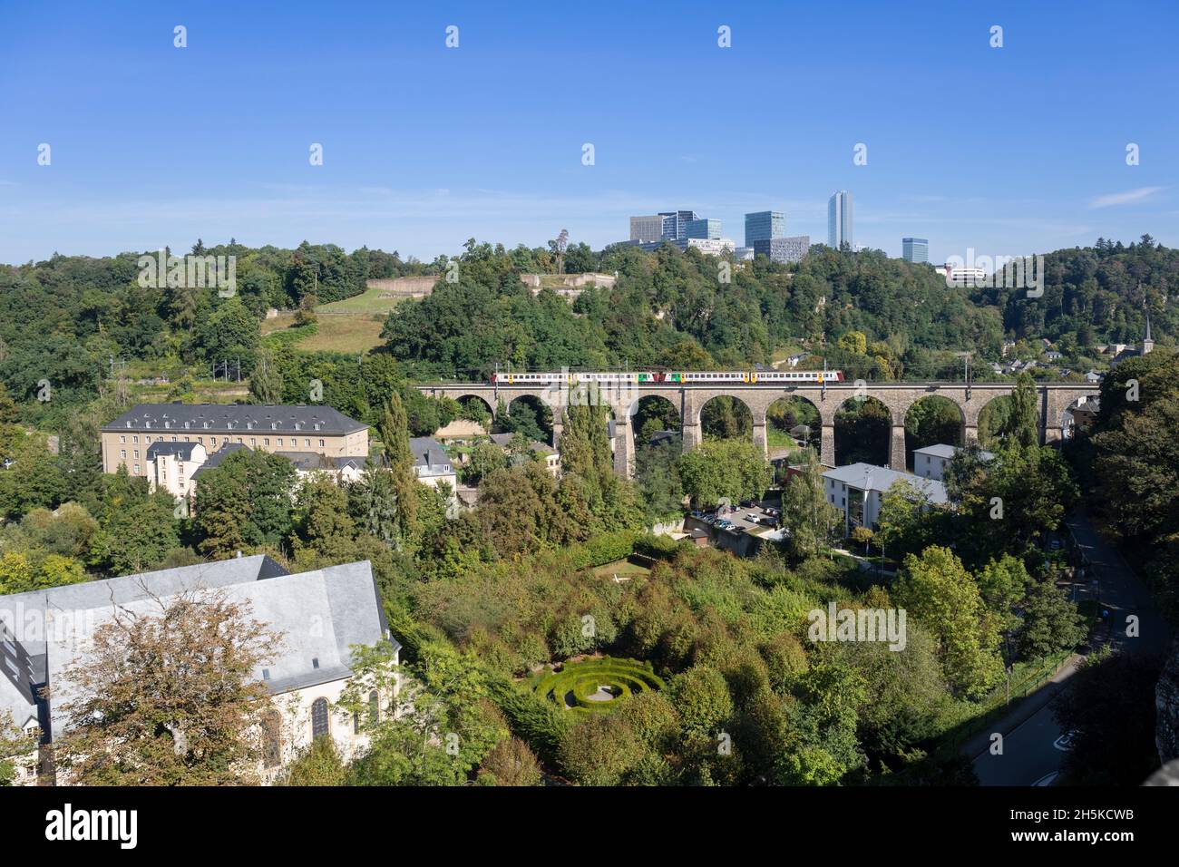 Europe, Luxembourg, ville de Luxembourg, Pafendall, vues sur le Kirchberg avec Viaduct transportant un train local de voyageurs traversant la rivière Alzette Banque D'Images