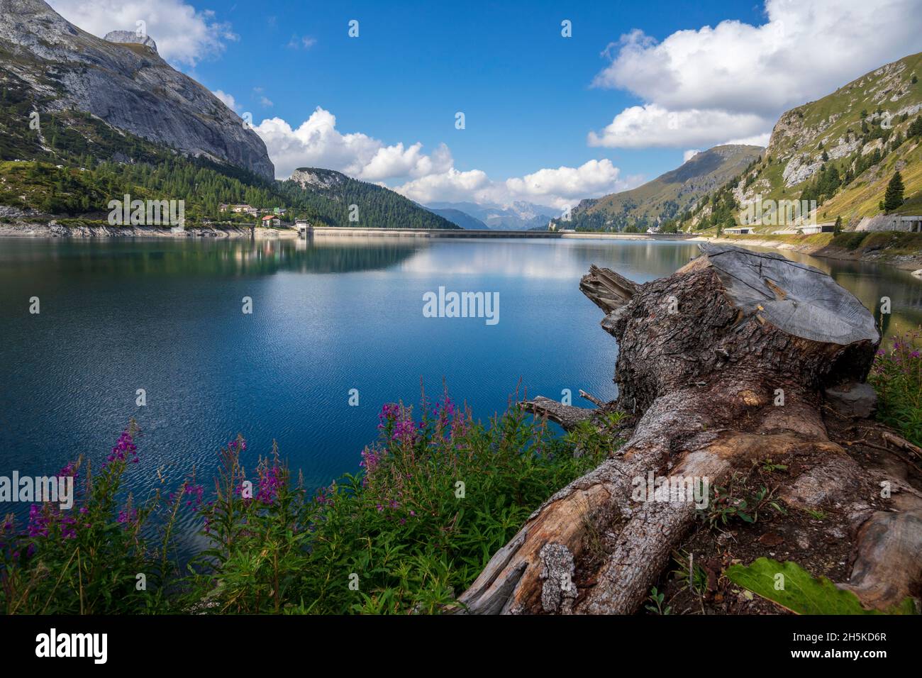 Lac Fedaia beau lac dans les Dolomites. Banque D'Images