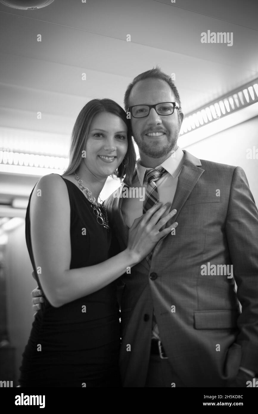 Portrait d'un couple d'adultes du Caucase du milieu en vêtements formels, debout côte à côte dans une étreinte; Merida, Yucatan, mexique Banque D'Images