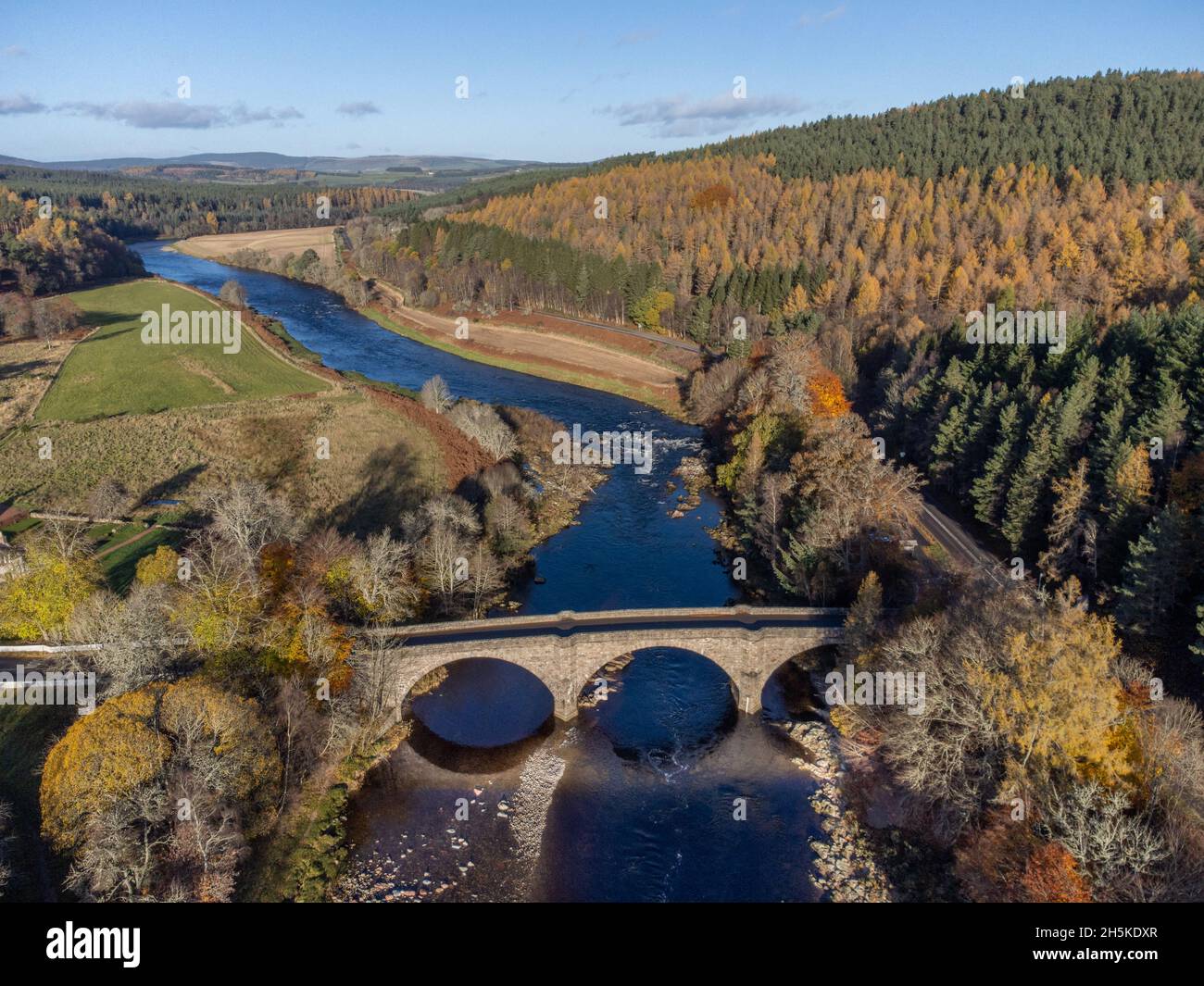 Photo aérienne de l'ancien pont en pierre de Potaarch, à Royal Deeside, Aberdeenshire, Écosse, qui se trouve au-dessus de la rivière Dee.Construit par Thomas Telford Banque D'Images