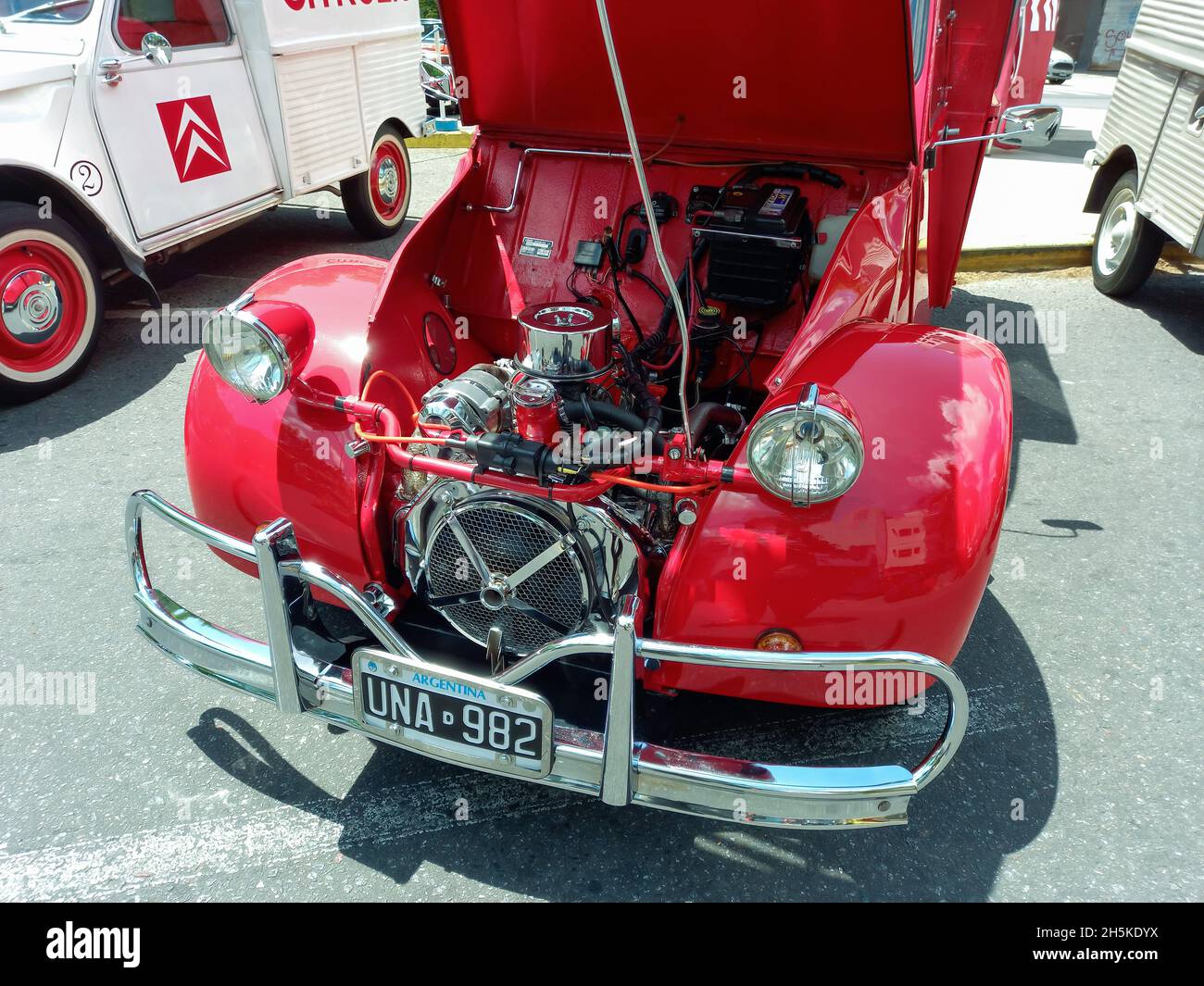 BUENOS AIRES, ARGENTINE - 08 novembre 2021 : ancien moteur de camionnette  rouge Citroën 2CV ou 3CV 1960-1979.Nez.Ouvrez le capot.Expo Warnes 2021 :  salon de la voiture classique Photo Stock - Alamy