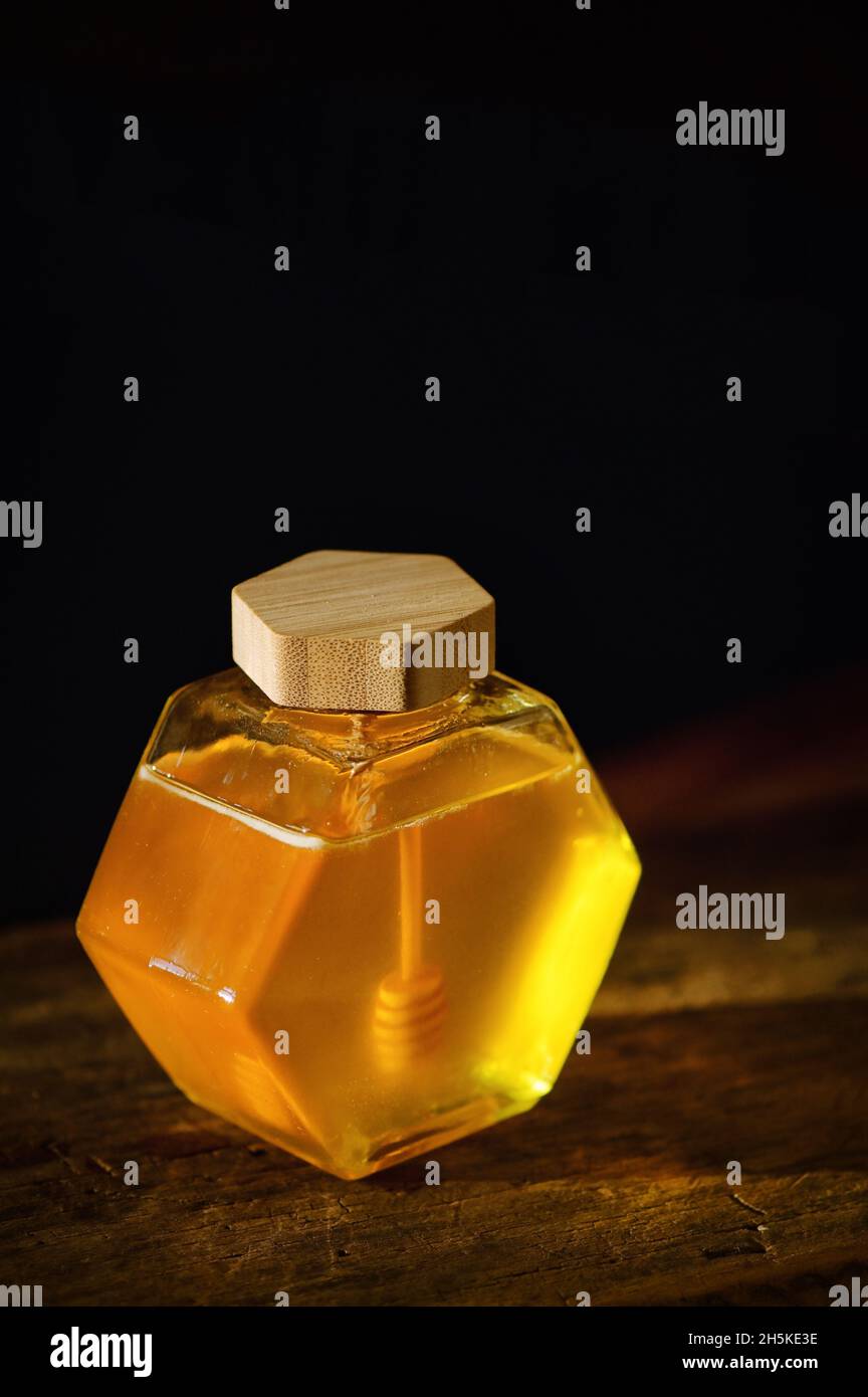 Pot en gros plan vintage avec miel sur table en bois Banque D'Images