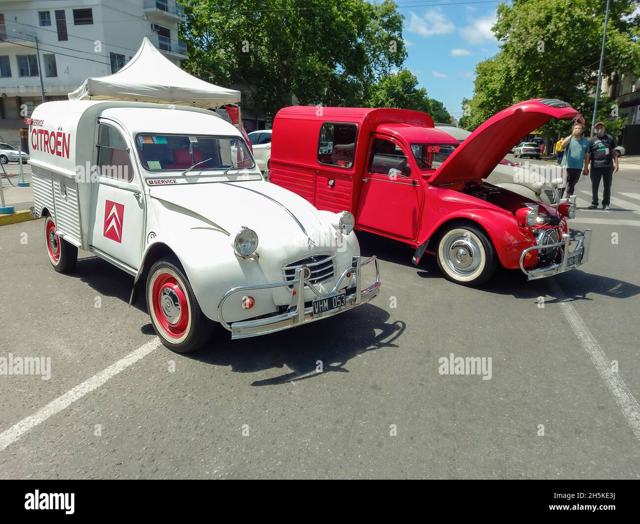 BUENOS AIRES, ARGENTINE - 08 novembre 2021 : deux anciens utilitaires Citroën 3CV 1960-1979.Rouge et blanc.Expo Warnes 2021 : salon de la voiture classique.Copyspac Banque D'Images