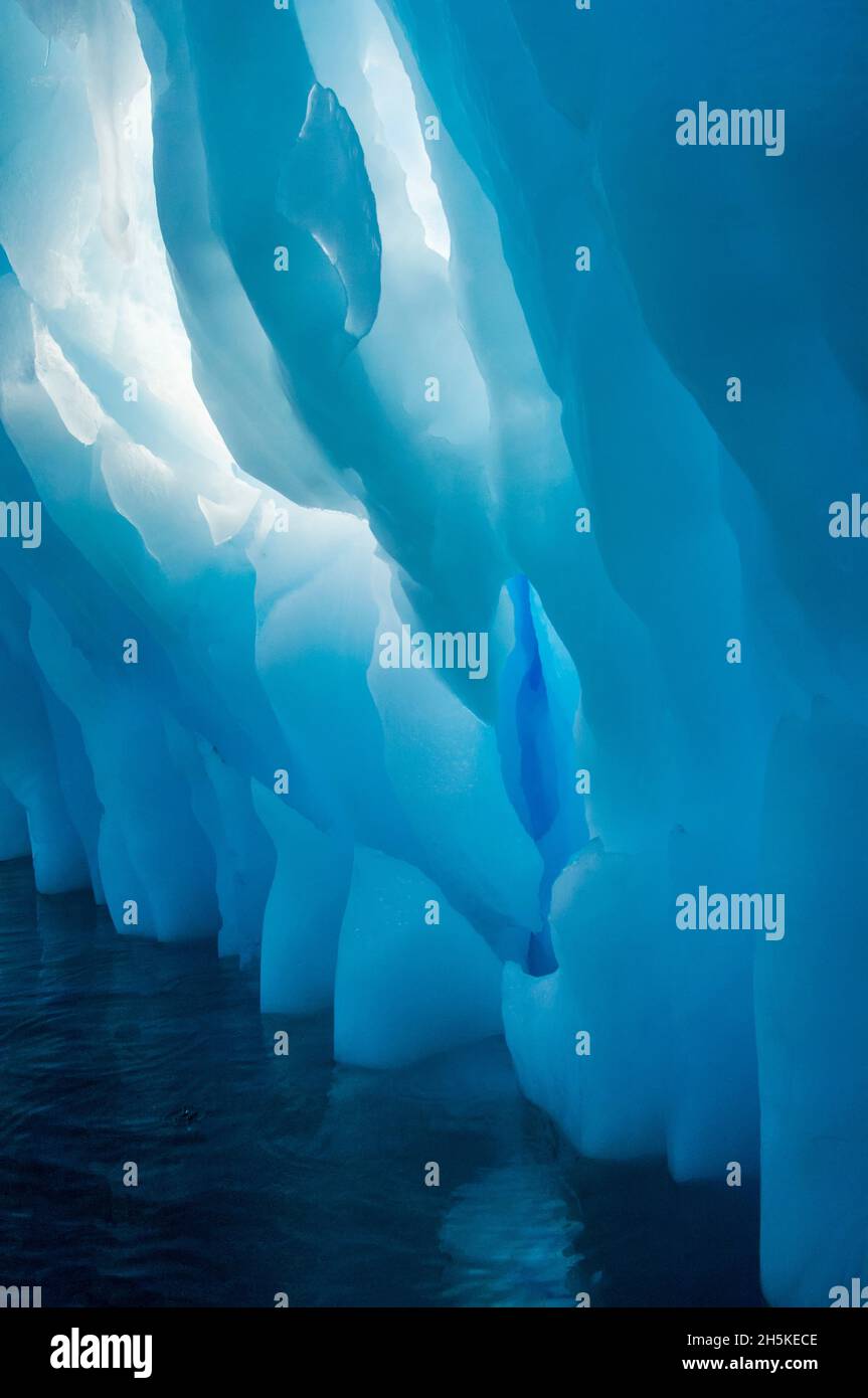 Vue abstraite de la glace éclairée de l'extérieur. Banque D'Images