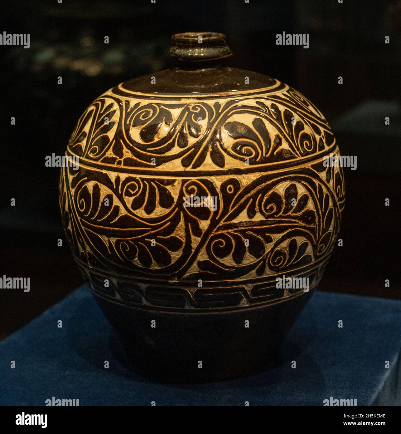 Bouteille vernie noire avec motifs gravés.Dynastie yuan, 1271-1368 ce.Dans la collection du Musée Shanxi. Banque D'Images