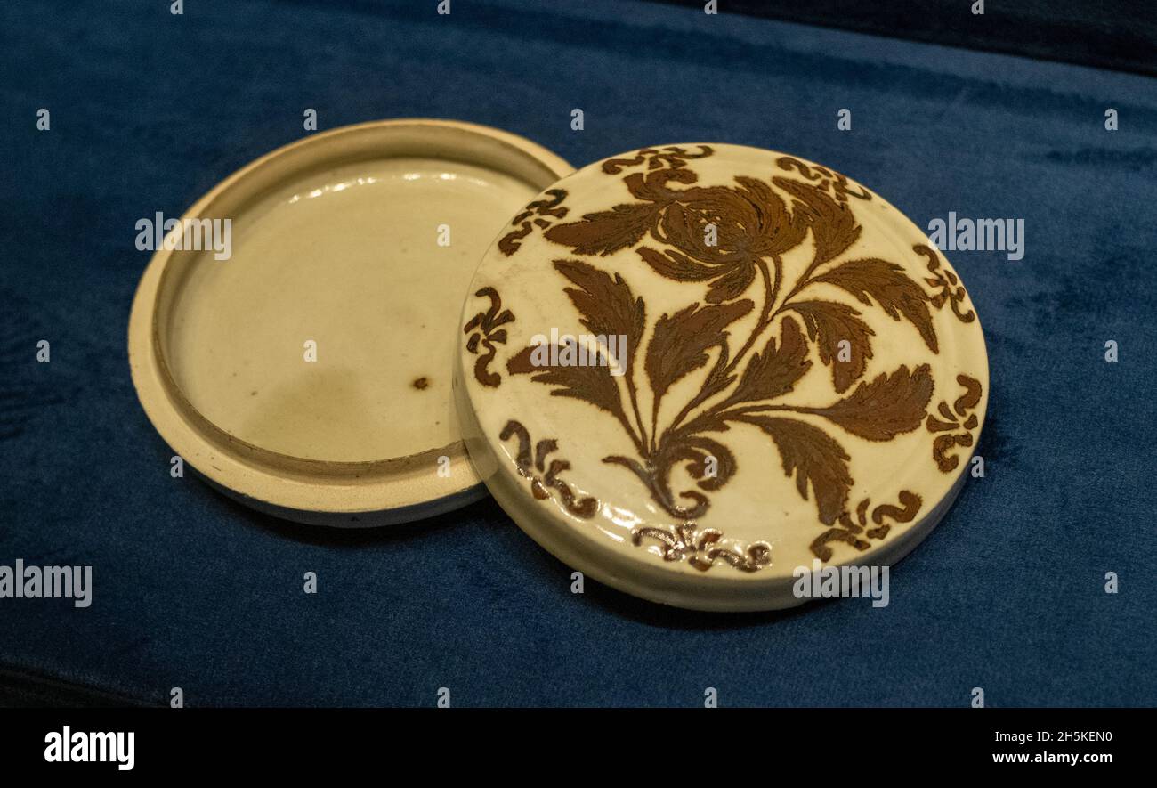 Boîte en porcelaine blanche avec motif pivoine de couleur marron.Song Dynasty, 960- 1127 ce.Dans la collection du Musée Shanxi. Banque D'Images