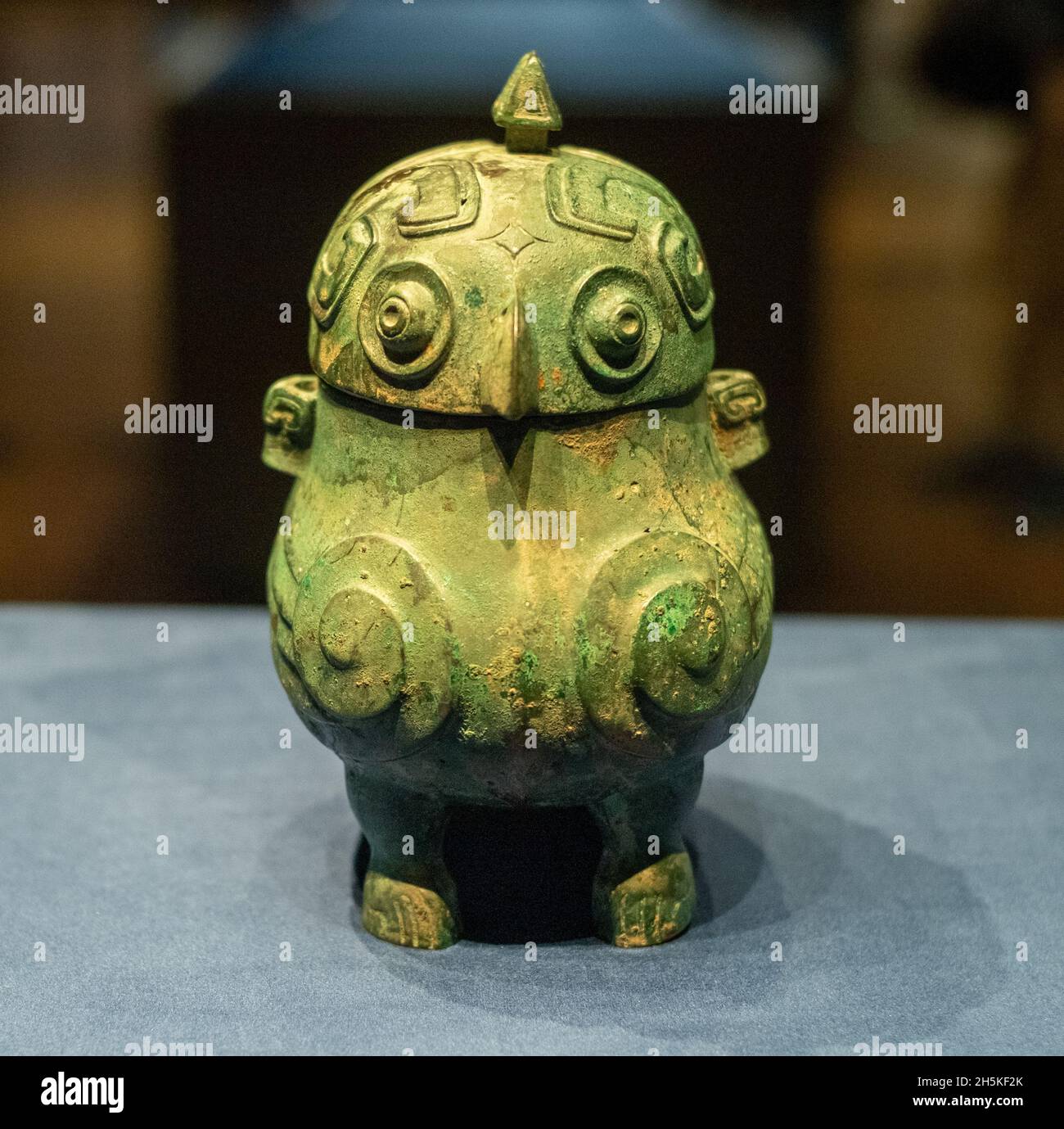 Faites le bronze à votre bateau à vin avec motif hibou.Dynastie Shang, env.13ème - 11ème ch.BCE.Dans la collection du Musée Shanxi. Banque D'Images