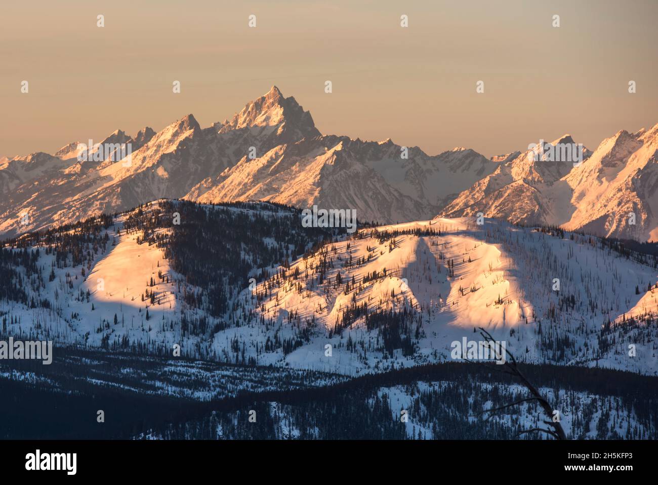 Vue de Big Game Ridge dans le parc national des Grand Teton de Yellowstone dans le parc national de Grand Teton avec la lumière du matin réfléchissant sur le sno... Banque D'Images