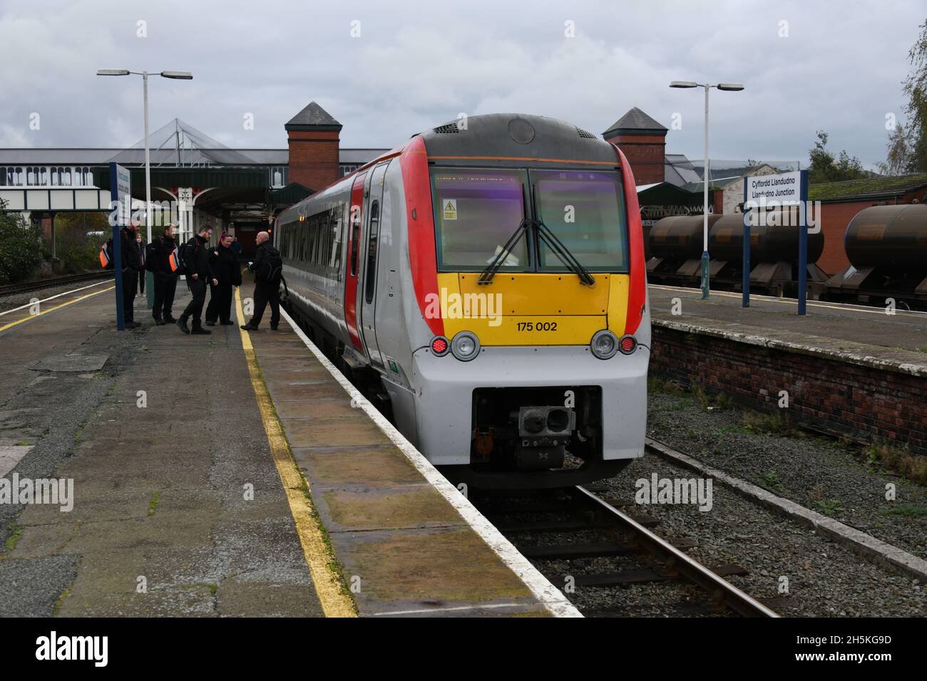 Transport pour le pays de Galles exploité par Alstom Coradia Diesel 2 voitures multiple Unit 175002 reçoit une inspection étroite des membres d'équipage à Llandudno Junction Banque D'Images