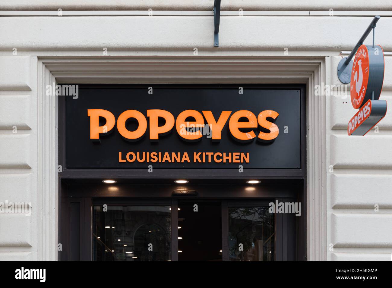 VALENCIA, ESPAGNE - 10 NOVEMBRE 2021 : Popeyes est une chaîne multinationale américaine de restaurants de fast-food au poulet frit Banque D'Images