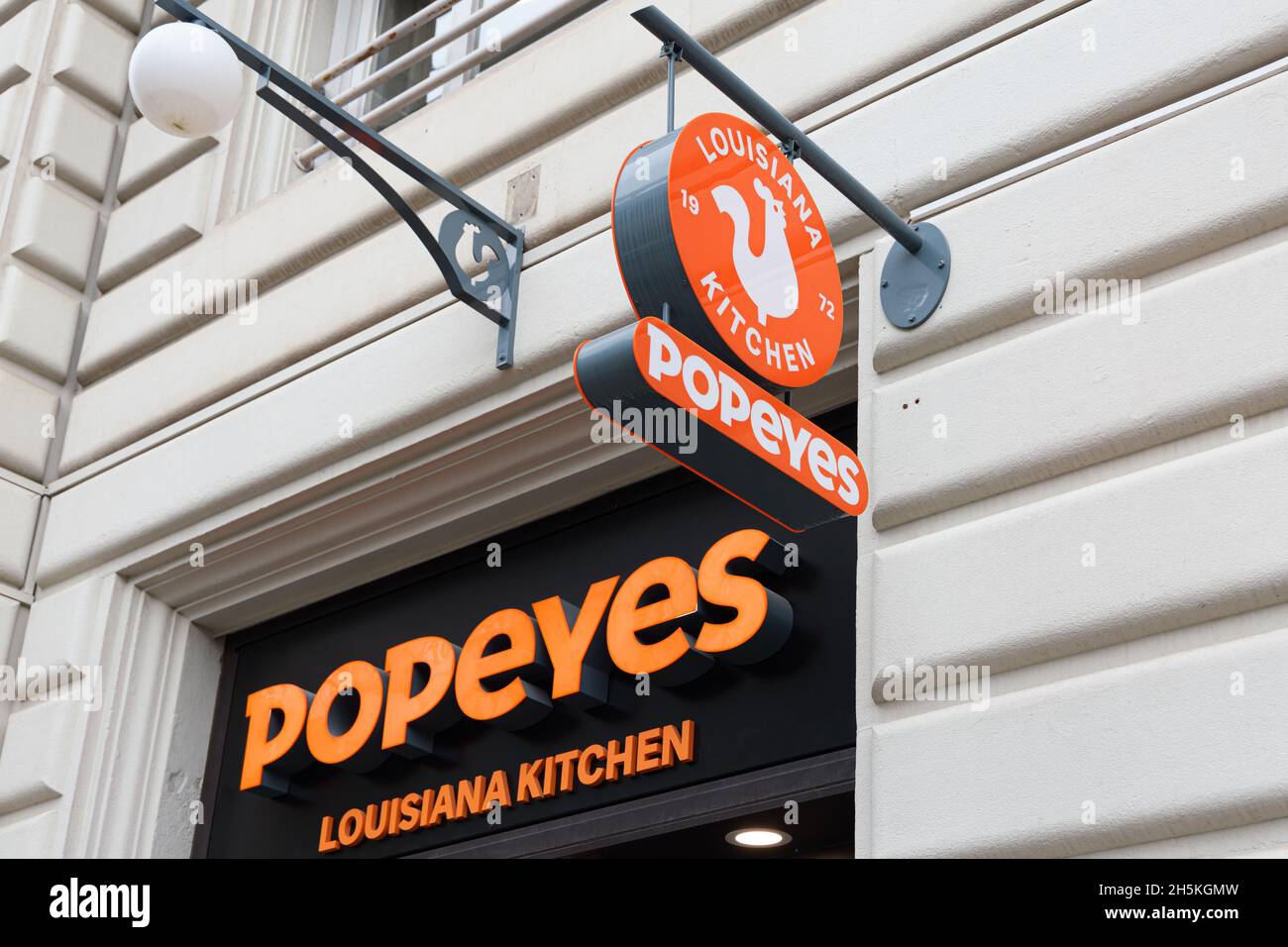 VALENCIA, ESPAGNE - 10 NOVEMBRE 2021 : Popeyes est une chaîne multinationale américaine de restaurants de fast-food au poulet frit Banque D'Images