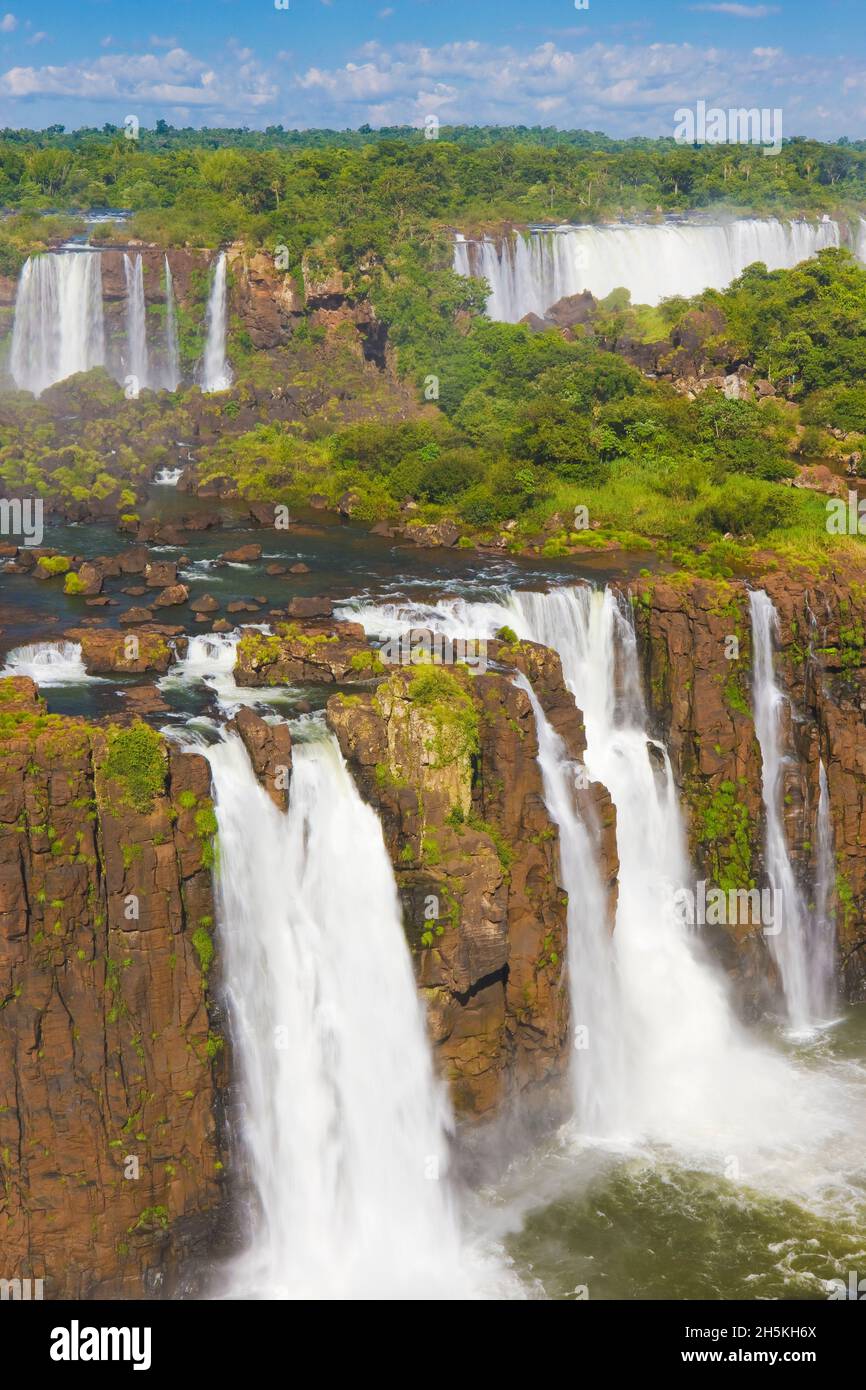 Chutes d'eau dans le parc national d'Iguaçu Falls ; Brésil Banque D'Images